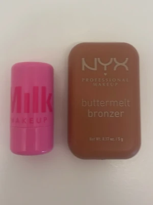 NYX och Milk Makeup bronzer duo - Säljer två bronzers: NYX buttermelt bronzer i en brun, rektangulär dosa och Milk Makeup bronzer i stickformat med rosa hylsa. Perfekt för att skapa en solkysst look och enkel att ta med i väskan. Båda produkterna är krämiga och lätta att applicera.