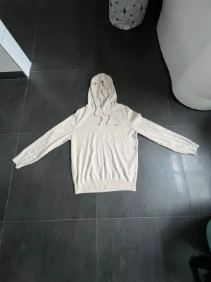 Beige hoodie från Morris - Normal passform Broderad Morris lilja på bröstet 100% bomull Maskintvätt 30 grader / säljer för inte används