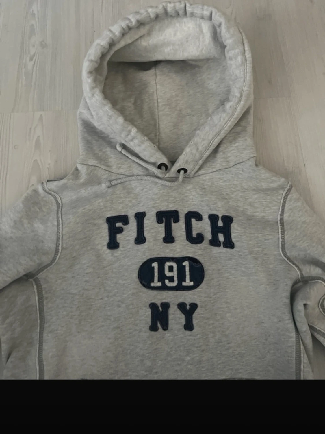 Grå hoodie från Abercrombie & Fitch med tryck - 1