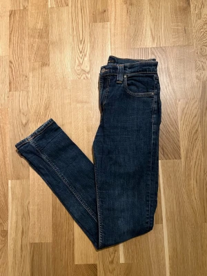 Nudie Jeans - Klassiska Nudie Jeans för män. Modellen är High Kai, plagget är i nyskick inga skador/slitage.  Storlek Waist 30 / Lenght 32. Hör av dig vid intresse/frågor. PRIS KAN DISKUTERAS!
