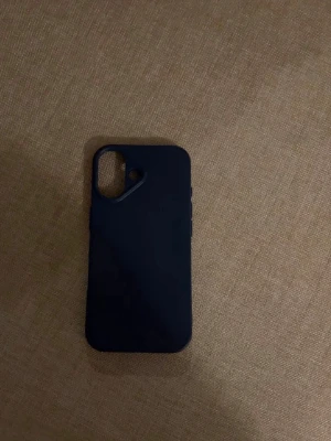 Mörkblått mobilskal, iPhone 17 - Snyggt och stilrent mörkblått mobilskal i mjukt silikonmaterial, fastar inte i jeanstyget. Till Iphone  17.