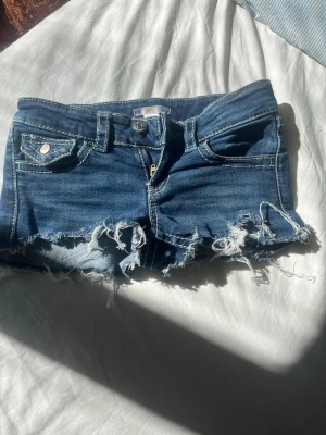 blåa shorts  - säljer blåa jeans shorts som jag har klippt själv stl 146 