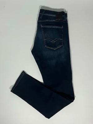 Replay anbass jeans - Säljer ett par riktigt snygg och trendiga Replay anbass jeans i fint skick, storlek 32/34, vid frågor är det bara att skriva //Gramenti