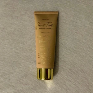 Sweet Tooth Caramel Dream - body lotion Sabrina Carpenter - Säljer en Sweet Tooth body lotion från Sabrina Carpenter. Innehåller 75 ml och har en söt, godisliknande doft. Perfekt för dig som vill ha en väldoftande och återfuktande lotion. 
