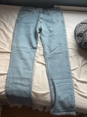 Ljusblå  jeans - Säljer ett par ljusa jeans från Jack and Jones. Perfekta för en avslappnad och trendig look. Aldrig andvända pga för små, hör av dig vid intresse✌🏼