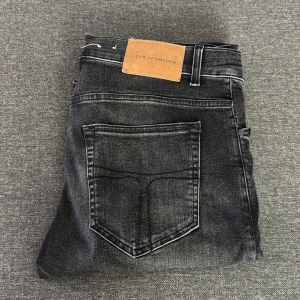 Tiger of Sweden Jeans | W31 - ToS Evolve Jeans | Bra skick förutom slitage visat på bild 2, ger dock jeansen en snygg sliten look | W31, L34 passar bra på mig som är 183. | byten tas emot |