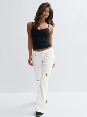 Vita bootcut jeans med slitningar - Säljer ett par vita bootcut jeans med slitningar vid knäna pga för stor storlek. Endast testade en gång, är nyinköpta för 400 kr. Pris kan såklart alltid diskuteras! Är även öppen för byte till storlek S! Skriv om du har några frågor! 