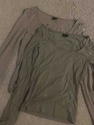 Två långärmade toppar från gina - Säljer två basic långärmade toppar i beige och grå. 150kr för båda