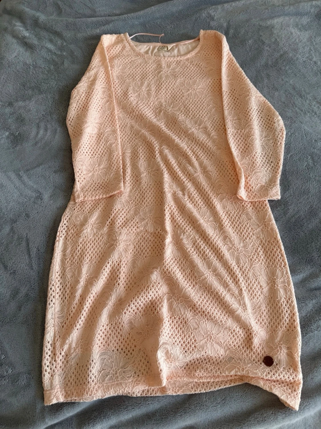 Ljusrosa spetsklänning med trekvartsärm