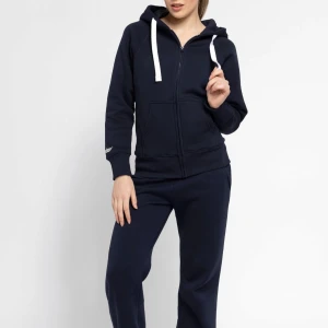 Mörkblått russhmerch sett  - Jätte fint sett i nytt skick! Nypris 1350 ! Går att även köpa bara hoddie eller byxor om man skulle vilja det också! Kontakta för pris på en del 🥰❤️