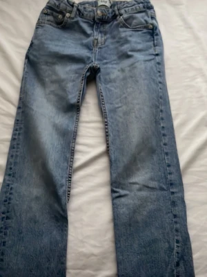 Ljusblå raka byxor - Säljer dessa också ett par ljusblå jeans med samma märke o storlek. Pris går att diskutera. 