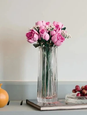 LEGO Botanicals rosa rosor bukett - Säljer en LEGO Botanicals bukett med rosa rosor och små vita blommor. Byggsatsen innehåller detaljerade delar i plast som liknar riktiga blommor. Perfekt som dekoration eller present till någon som gillar LEGO och snygga inredningsdetaljer. Innehåller 789 delar. Lego setet kostar 799kr i butik. saknar två små delar. lådan finns kvar. 