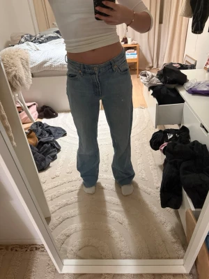 Ljusblå raka jeans från Lindex  - Säljer ett par ljusblå raka jeans från Lindex med klassisk femficksdesign och hög midja. Jeansen har en avslappnad passform och är tillverkade i slitstark denim. Perfekta till en casual look och passar till det mesta i garderoben.