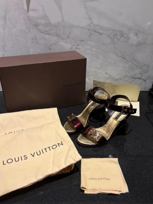 Louis Vuitton chill klack - Ett par riktigt snygga Louis Vuitton chill klackar, säljer dessa åt min mormor.  Dessa är använda ett par fåtal gånger vilket gör dem till nästan nyskick☺️ De köptes i Louis Vuitton butiken i Stockholm kvitto finns🙌 Dessa säljs inte längre vilket gör dessa sällsynta 🙈