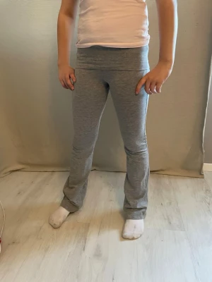 Grå yoga pants flare - Från Gina Tricot st 146/152