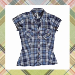 Vintage Y2K kortärmad skjorta - Kortärmad skjorta från det franska märket Cache Cache, beräknad att vara från tidigt 2000-tal. Snygg passform och bra skick, hittar inga särskilda defekter. Skriv gärna vid frågor!❤️