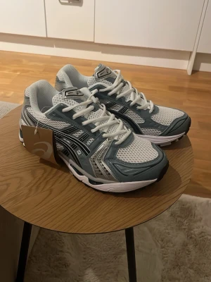 Asics Gel-Kayano 14 Fjord Grey - Asics Gel-Kayano 14 Fjord Grey! Slutsålda överallt, finns i fler storlekar. Förbered dig för sommaren med sommarens trendigaste skor nu!