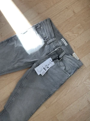 Lågmidjade jeans  - Lågmdijade jeans ifårn Gina oanvända 