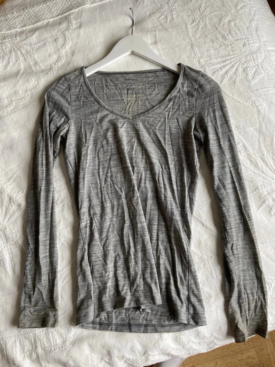 Grå långärmad topp med rund hals - 1