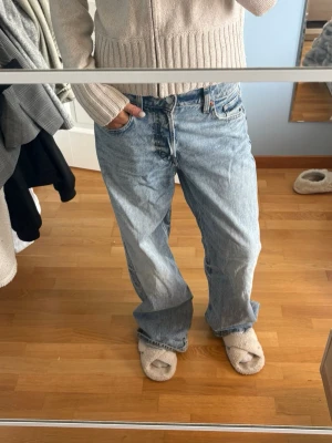 Baggy ljusblå jeans  - Baggy jeans i ljusblå färg och låg midja. Jeansen har raka, vida ben och avslappnad passform. Perfekta för en chill och trendig look.