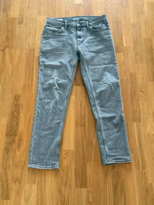 Zara jeans - Ett par Zara jeans i fint skick med slim passform. Storlek 32/32  Skriv vid funderingar!