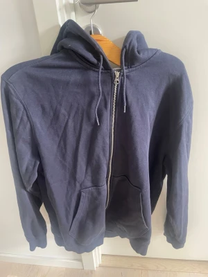 Weekday kofta  - Säljer denna weekday koftan som är i väldigt bra skick! Storlek M 