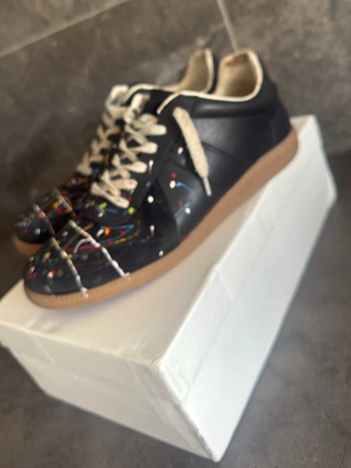 Svarta sneakers med färgstänk - 2