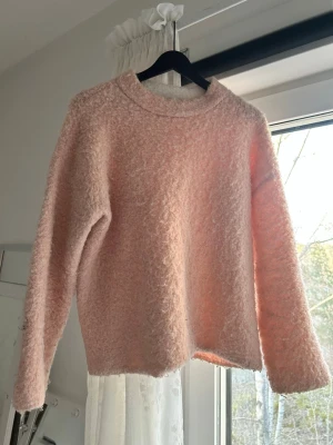 Ljusrosa fluffig stickad tröja - Säljer denna jättefina rosa stickade tröja. Köpt i London på river island för 800kr🥰