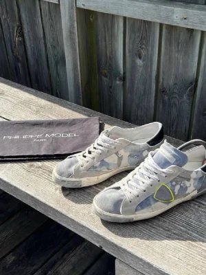 Philippe Model camo sneakers - Snygga sneakers från Philippe Model med grått och blått camomönster, vita detaljer och en gul logga på sidan. Väldigt sällsynta då de är dem enda på plick! 