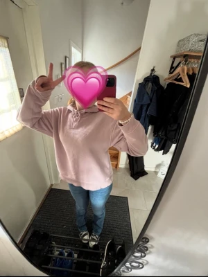 Rosa hoodie  - En gammaldags rosa hoodie med luva och snören.💕 storlek s.🤗