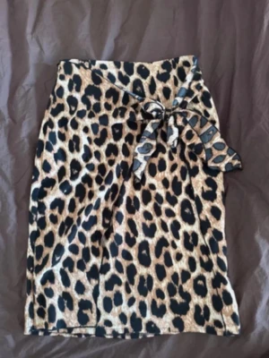 leopard kjol - kjol med knytning samt dragkedja, storlek S. använd 2-3ggr 🧡