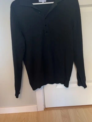 Kashmirtröja från Davida - Svart kashmirtröja från Davida. Skick 8/10. Har sytt igen ett minimaliskt hål i ena armhålan, men det syns inte. Nypris 2499kr. Hör av dig vid frågor🙌