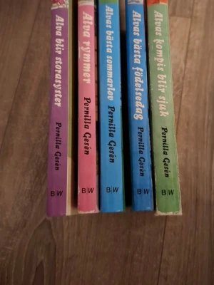 Alva-böcker av Pernilla Gesén, 5 st - Fem färgglada kapitelböcker om Alva av Pernilla Gesén. Omslagen är illustrerade och böckerna har ryggar i lila, rosa, blå och grön. Perfekt för dig som gillar lättlästa och charmiga berättelser om vardagsliv och vänskap.