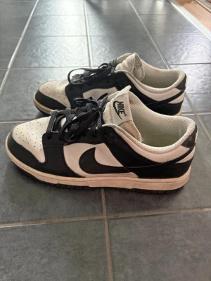 Nike Dunk Low svartvita sneakers - Säljer ett par Nike Dunk Low sneakers i svart och vitt. Storlek 41 