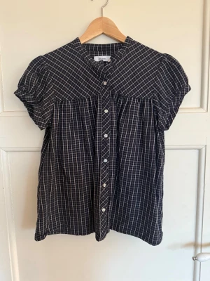 Mörkblå rutig blus - Jättefin mörkblå rutig blus 🥰oklart vilken storlek men skulle säga XS/S!