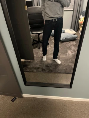 Mörkblå raka jeans från Lee L32 - Säljer ett par mörkblå jeans från LEE med klassisk rak passform. W31 L32 perfekt för en clean och enkel look. Materialet är denim som känns både slitstarkt och bekvämt. Snygga att matcha med hoodie eller t-shirt.