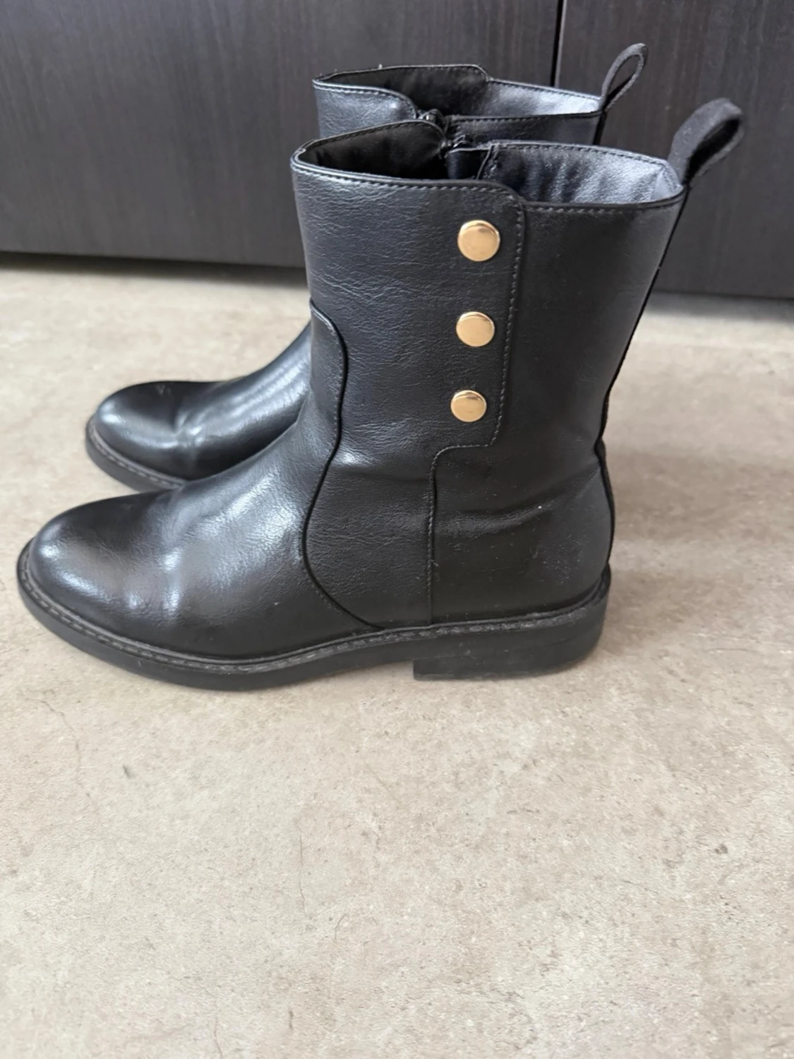 Svarta boots med gulddetaljer