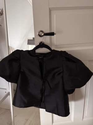 Blus - Svart blus med puffärmar från Gina Tricot. Storlek XS. 