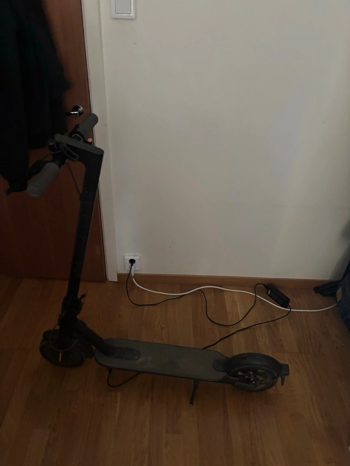 Svart elscooter med laddare 25km/t - 1