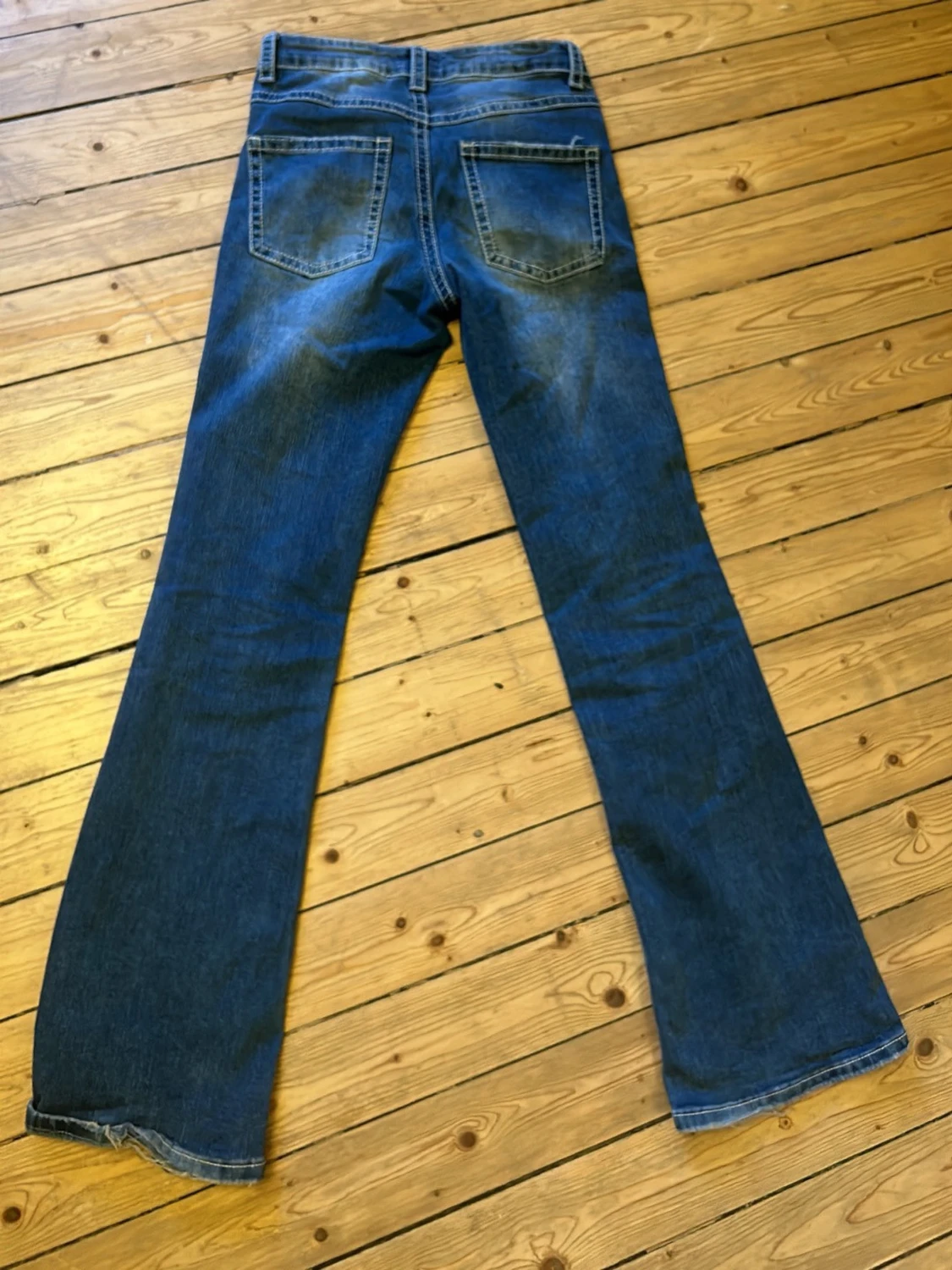 Blå bootcut jeans med slitningar - 1