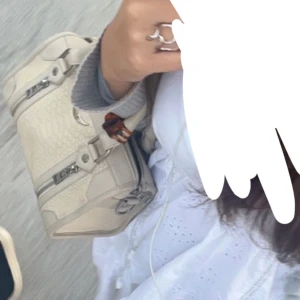 Zadig väska sunny  - Gör en intressekoll på min Zadig väska sunny då jag tröttnat lite på den, kom med prisförslag (ny kostar den 6000kr) inga skambud!!💓kan diskutera pris, dustbag, långt band mm medföljs ( kom privat för mer frågor samt bilder)🥰inga defekter som ny!