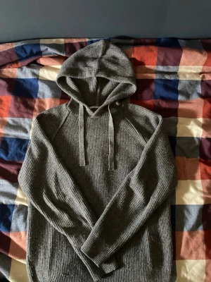Grå stickad hoodie från Replay - Grå stickad hoodie från replay. Nypris 1999