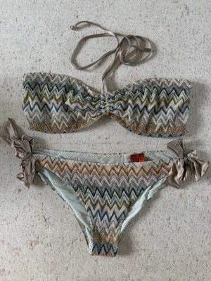 Missoni bikini - Så fin bikini från Missoni. Endast använd några få gånger så mycket bra skick! Påse tillkommer. Storlek 44IT, vilket motsvarar 40. Skulle dock säga att dessa är lite mindre i storlek så passar M.