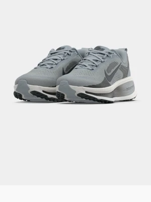 Nike vomero 18 - Snygga grå sneakers från Nike med ventilerande mesh-ovandel och svarta detaljer. Skorna har en tjock, vit sula med Zoom-dämpning och klassisk Nike-logga på sidan. Perfekta för dig som gillar sportig och modern stil.