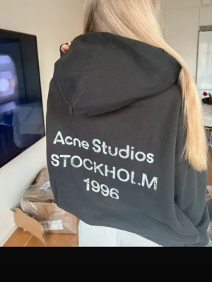 Svart hoodie - Helt ny med prislapp