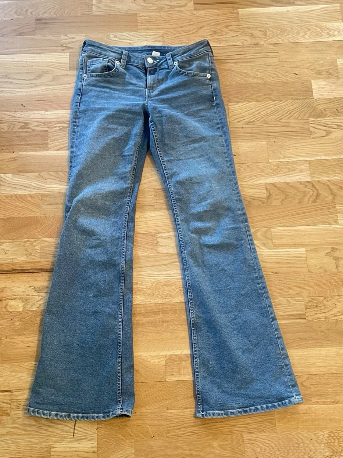 Blå bootcut jeans med fickdetaljer - 2