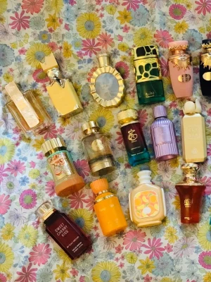 Splitpaket - 2 stycken 5 ml glasdekanter med spray ✨️Välj bland dofterna som finns på listor bland bilderna 