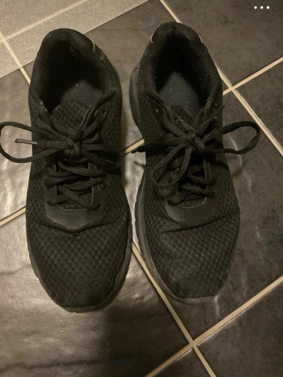 Svarta mesh-sneakers med snörning