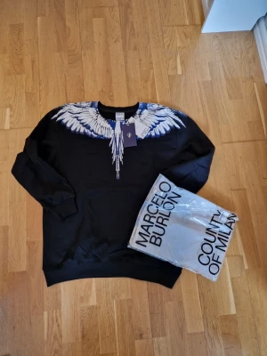 Marcelo Burlon svart tröja med vingar - Säljer en helt ny Marcelo Burlon sweatshirt!Storlek XXL och den passar även XXL!!