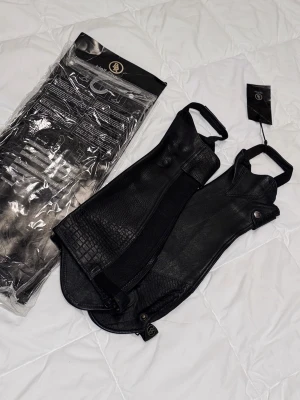 BR läder chaps - Helt nya läder chaps (ridning) från BR. Storlek S/short. Se sista bild för mått.    (Köpt för 100€)